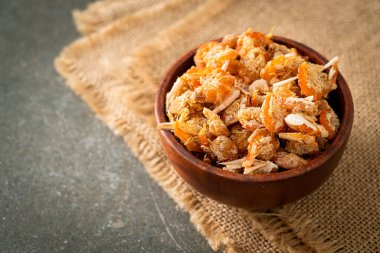 Kurutulmuş karides ya da kase içinde kurutulmuş tuzlanmış karides.