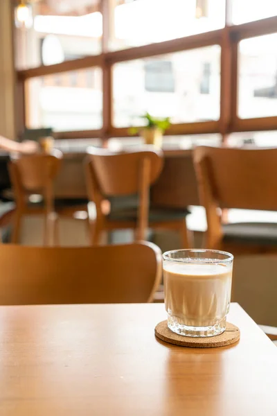 Βρώμικο Ποτήρι Καφέ Στο Τραπέζι Στο Καφέ Καφετέρια — Φωτογραφία Αρχείου