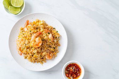 Tayland usulü ev yapımı kızarmış karides. Asya usulü.