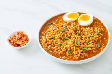 Ramyeon ya da yumurtalı Kore eriştesi Kore yemeği tarzı.