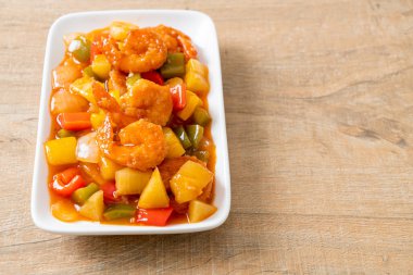 Kızarmış tatlı ve ekşi, tabakta karides, Asya usulü.