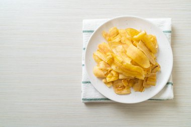 Çıtır muz cipsi. Kızarmış ya da dilimlenmiş muz.