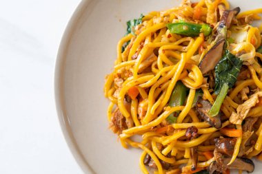 Vejetaryen usulü sebzeli kızarmış yakisoba eriştesi. Vejetaryen ve vejetaryen yemek tarzı.