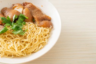 Kurutulmuş domuz budu erişte kasesi, Asya usulü.