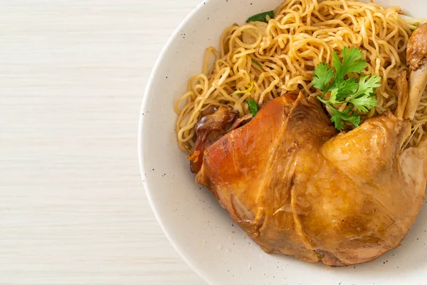 Mie Kering Dengan Braised Chicken Bowl Gaya Makanan Asia — Stok Foto