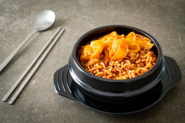 Kore usulü hamur köfteli erişte. Kore usulü.