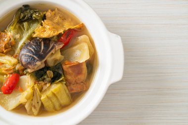 haşlanmış lahana turşusu ve acı kabak çorbası - Asya ve vegan ve vejetaryen yemek tarzı