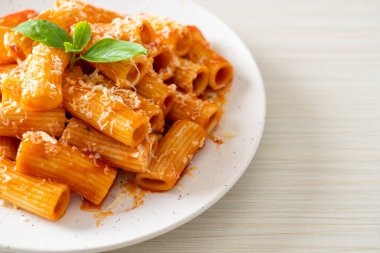 Domates soslu ve peynirli Rigatoni makarnası - geleneksel İtalyan makarnası