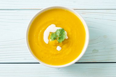 Beyaz kasede kabak çorbası - vejetaryen ve vejetaryen yemek tarzı