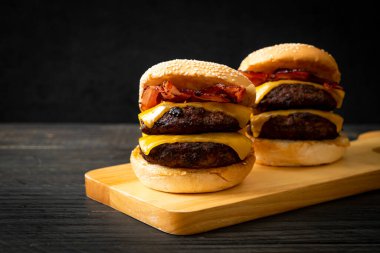 Peynir ve pastırmalı hamburger veya sığır burger - sağlıksız yemek tarzı.