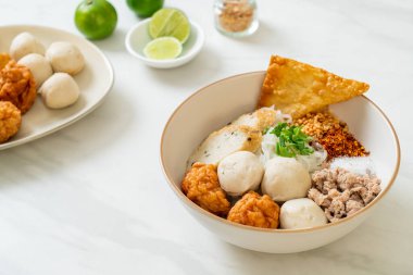 Balık köfteli ve karides köfteli baharatlı pirinç eriştesi. Asya usulü.