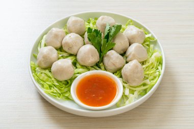 Baharatlı soslu haşlanmış balık köftesi.