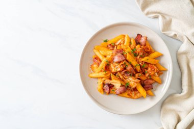 Kızarmış makarna, kimchi ve pastırma. Füzyon yiyecekler.