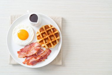 Kahvaltıda pastırmalı yumurta ve waffle.