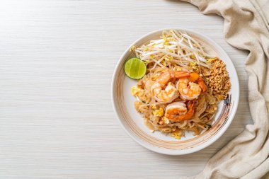 Karides ve lahanalı kızarmış şehriye ya da Pad Thai - Asya yemeği tarzı