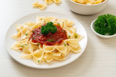 Maydanozlu domates soslu farfalle makarna. İtalyan yemek tarzı.