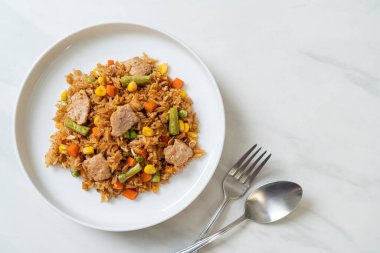 Domuz eti ve sebzeli pilav.