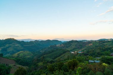Chiang Rai, Tayland 'da mavi gökyüzü olan güzel bir dağ tepesi.