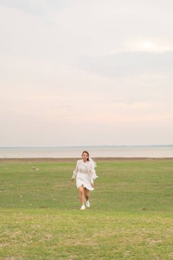 Gelin kıyafetleri içinde, duvak takmış, evlenmeye hazır genç Asyalı kadınlar ve düğün kutlaması.
