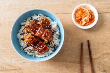 Yılan balığı pirinç kasesi veya unagi pirinç kasesi - Japon yemek tarzı.