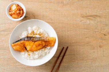 Soya soslu ızgara somon balığı. Japon usulü.