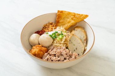 Balık köfteli baharatlı erişte ve çorbasız karides köftesi. Asya usulü.