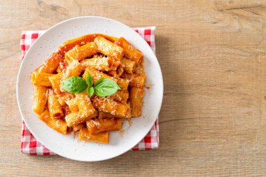 Domates soslu ve peynirli Rigatoni makarnası - geleneksel İtalyan makarnası