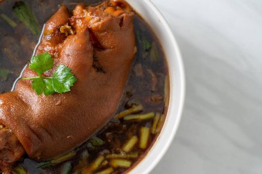 Domuz budu yahnisi ya da domuz budu - Asya yemeği tarzı