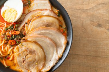 Ramen Eriştesi Baharatlı Tomyum Çorbası ile Kızarmış Domuz Füzyon Gıda Stili