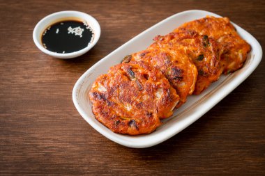 Kore kimçili krep veya Kimçijeon - Kızarmış yumurta, kimçi ve un - Kore geleneksel yemek tarzı