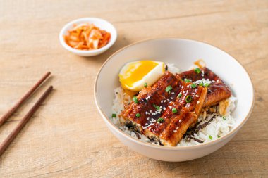Yılan balığı pirinç kasesi veya unagi pirinç kasesi - Japon yemek tarzı.