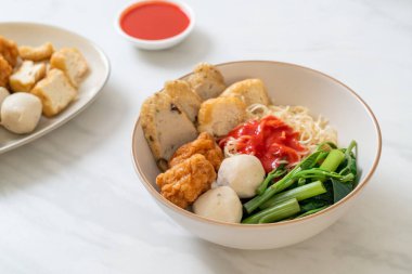 Balık köfteli erişte ve pembe soslu karides köftesi, Yen Ta Four veya Yen Ta Fo - Asya yemeği tarzı