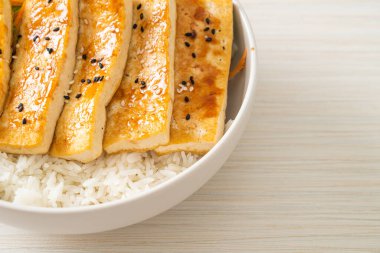 Teriyaki tofu pirinç kasesi - vejetaryen ve vejetaryen yemek tarzı