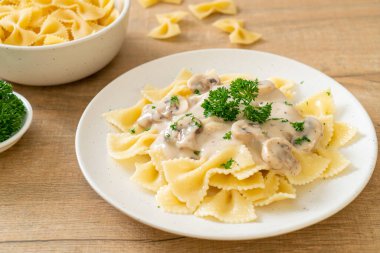 İtalyan usulü beyaz krema soslu farfalle makarna.