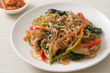 Japchae ya da karışık Kore vermicelli erişte sebzeli ve üzerine beyaz susamlı domuz eti - Kore geleneksel yemek tarzı