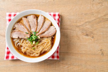 Ördek çorbalı ördek eriştesi. Asya usulü.