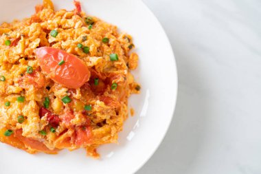 Yumurtalı sahanda domates ya da domatesli omlet - sağlıklı besin tarzı