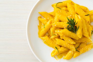 Balkabaklı, kremalı ve biberiyeli makarna.