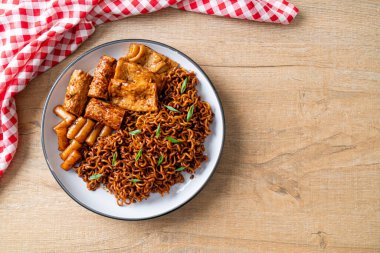 Odeng ve Omuk 'lu Jajangmyeon ya da Jajangmyeon - Kore usulü fasulye soslu balık köfteli Kore eriştesi - Kore yemeği tarzı