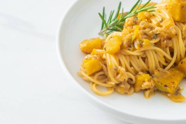 kabaklı spagetti makarna alfredo sosu - vegan ve vejetaryen yemek tarzı