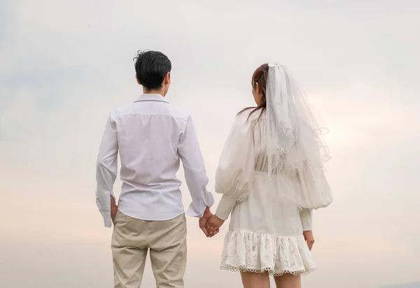 Glückliches Junges Asiatisches Paar Brautkleidern Bereit Für Heirat Und Hochzeitsfeier — Stockfoto