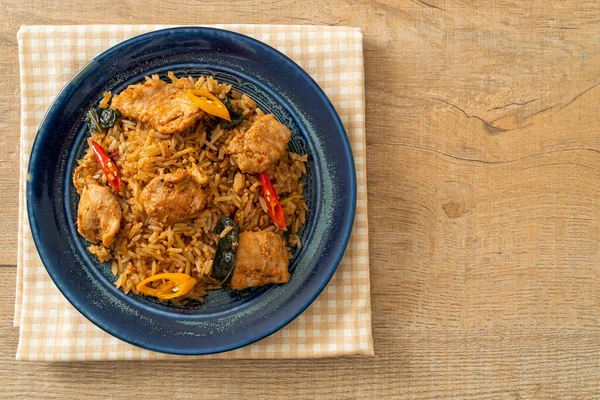 豚肉炒めご飯とハーブ アジア料理スタイル — ストック写真