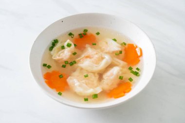 Beyaz kasede karides köftesi çorbası, Asya yemeği tarzı.