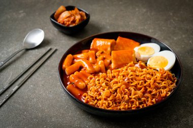 Kore usulü hazır erişte, pirinç keki, balık köftesi ve haşlanmış yumurta, Rabokki, Kore usulü.