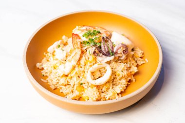 Kil tabakta kızarmış deniz ürünleri.