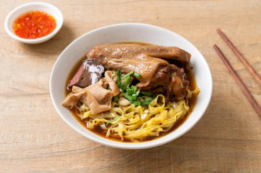 Kahverengi çorbada haşlanmış ördek ve haşlanmış yumurtalı şehriye Asya yemeği.