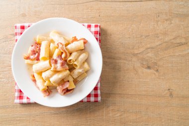 Beyaz soslu ve pastırmalı ev yapımı spagetti rigatoni makarna. İtalyan usulü.