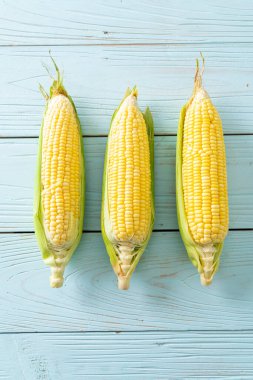 Kopya alanı ile ahşap zemin üzerinde taze mısır