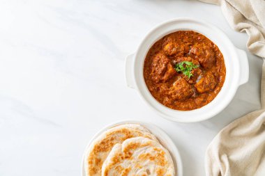 Hint usulü tavuk tikka masala baharatlı körili et yemeği roti veya naan ekmeği.