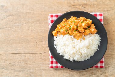 Sarımsaklı kızarmış karides ve pirinçli karides ezmesi.